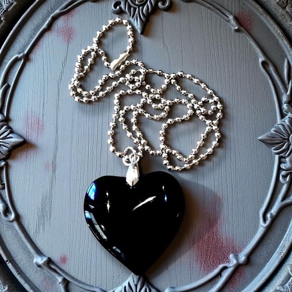 Chic Solid Glass Black Heart Pendant Necklace 20” chain - Picture 3 of 16